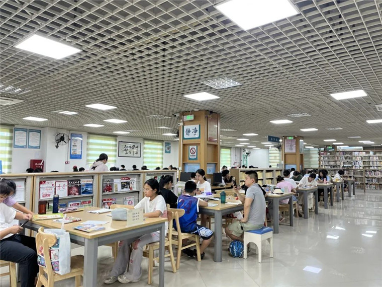 四會：暑期掀起“讀書熱”，圖書館里書香濃